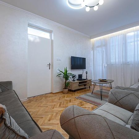 Clock Tower Lux Apartment Podgoriţa Exterior foto