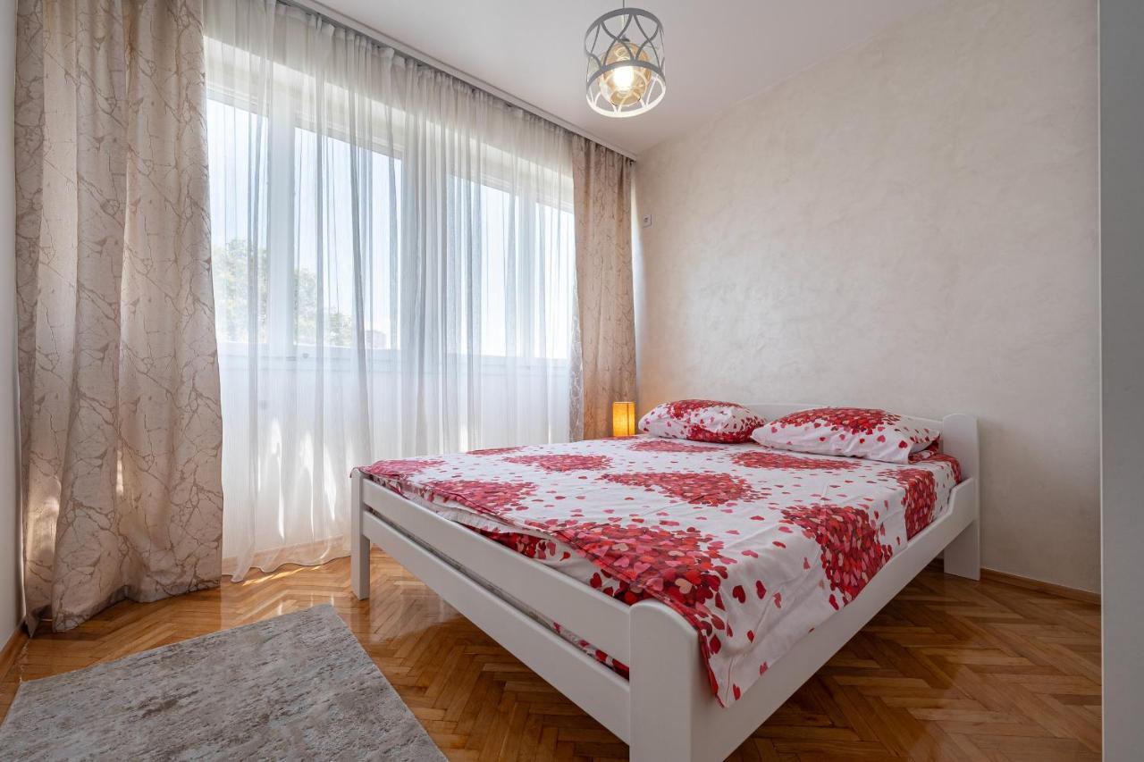 Clock Tower Lux Apartment Podgoriţa Exterior foto
