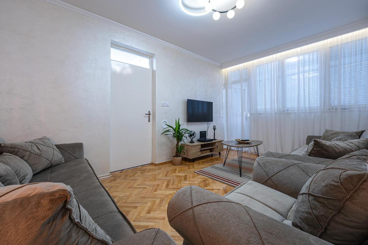 Clock Tower Lux Apartment Podgoriţa Exterior foto