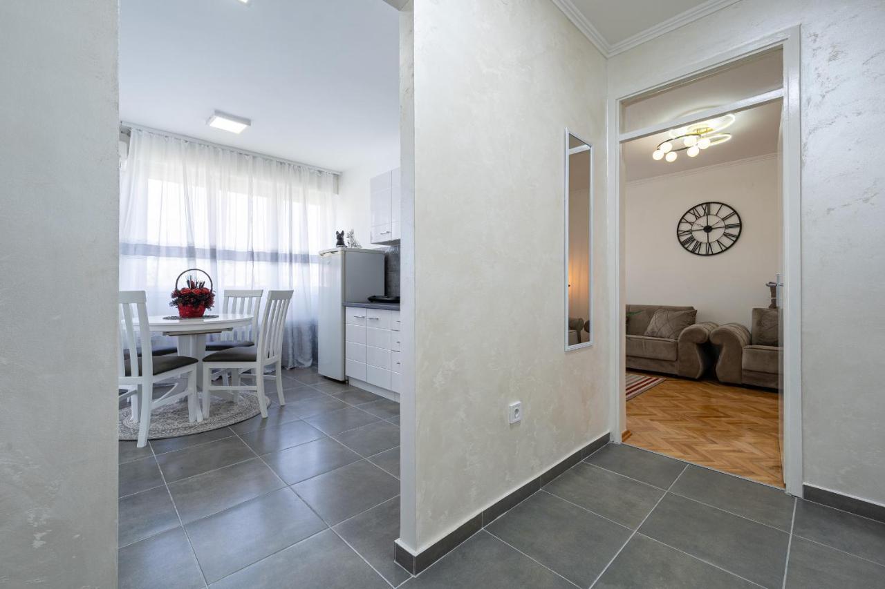 Clock Tower Lux Apartment Podgoriţa Exterior foto